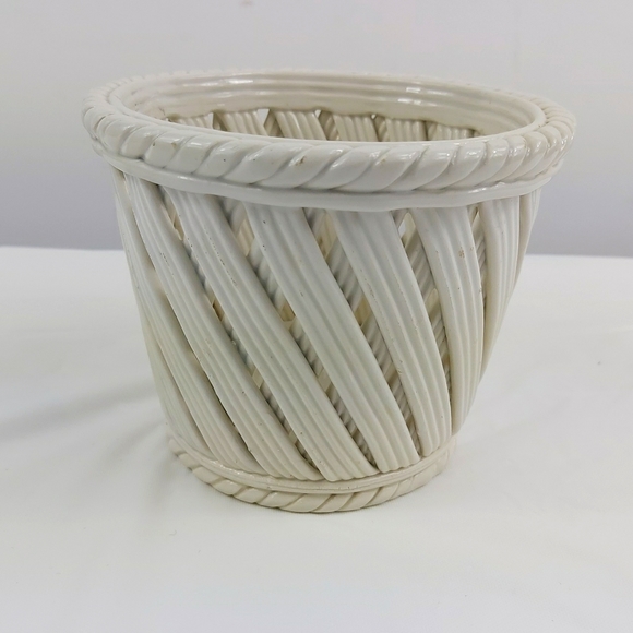 - Ceramic Latice woven planter made in Italy (Z13) - Picture 1 of 9
